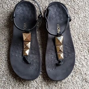 Vionic Black Nala T Strap Sandal